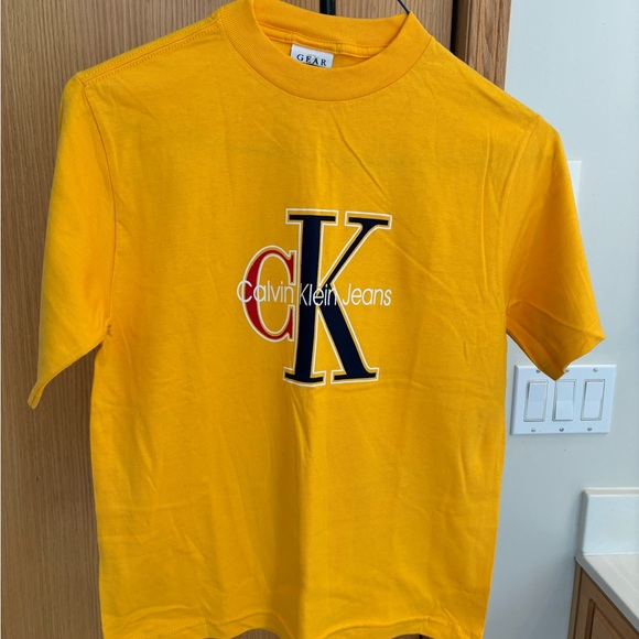 CALVIN KLEIN YELLOW T-SHIRT - NEW - SMALL - Picture 2 of 8